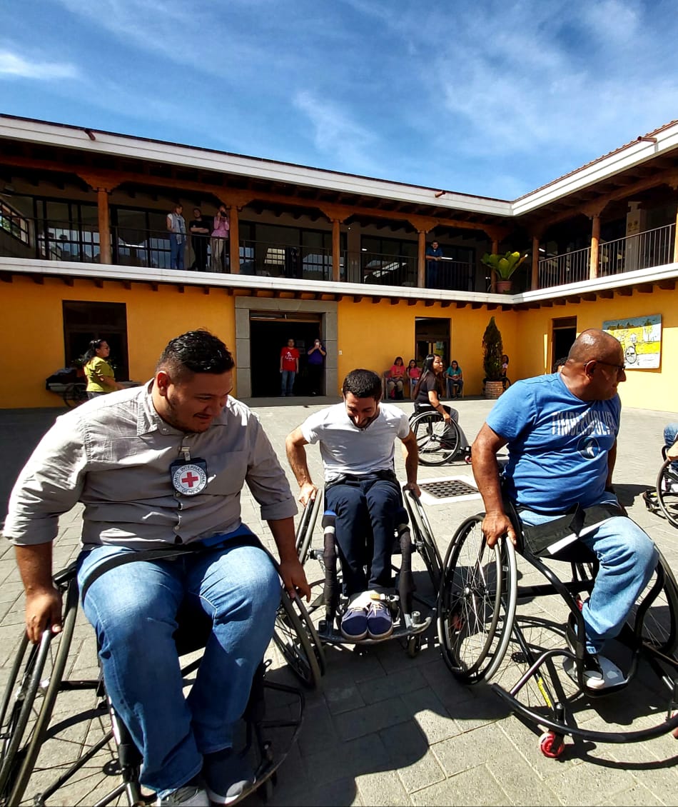 CICR_DRMX's tweet photo. Hoy entregamos algunas sillas deportivas en Antigua, #Guatemala. Aprovechamos el lindo día para practicar tiros con nuestros amigos de Transiciones y unos excelentes jugadores guatemaltecos. #ispower #DiaInternacionalDiscapacidad https://t.co/Trqn0q4QSW