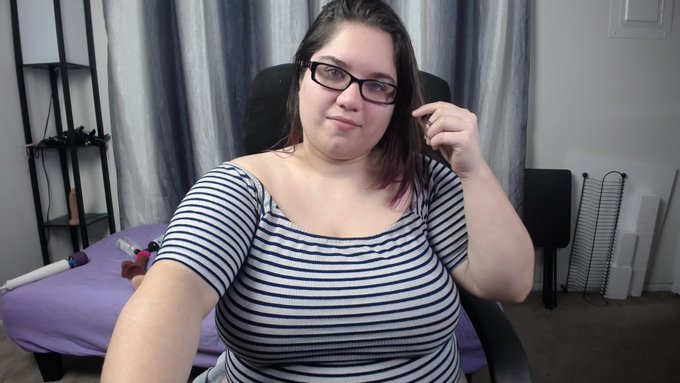rare instance where I am going on cam with NO MAKEUP. I will only be on for two hours and then back on<a href="/tag/pigtails"class="tags"><span>#pigtails</span></a><a href="/tag/bigtits"class="tags"><span>#bigtits</span></a>