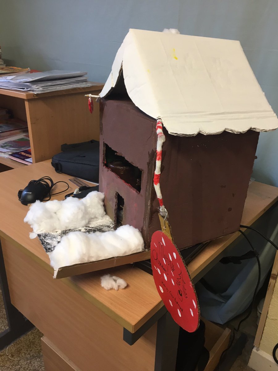 MaighdineMuire's tweet photo. What a creative bunch of recyclers we have in the school. Amazing decorations using recyclable materials and innovative minds. “Creativity is intelligence having fun” 💪🏼 🎄 🖼 👨🏼‍🎨👩🏼‍🎨 @wexfordcoco @MyWasteIreland @MaighdineMuire https://t.co/gN3P98jDp2