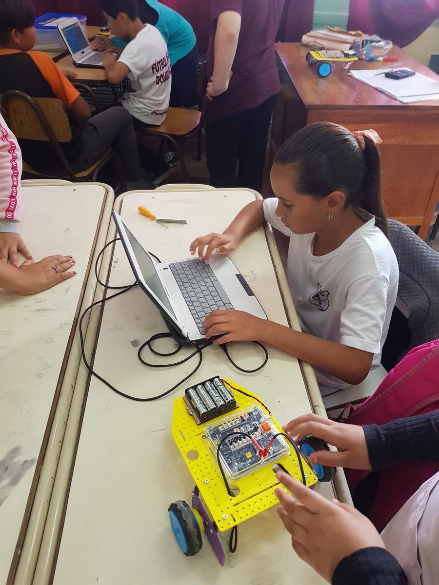 baedurobotr13's tweet photo. #Pergamino
Llegamos al último taller con 5B escuela EEP4. Los chicos estuvieron programando diferentes trayectorias para el auto robot.
🤖⚙️🔧💻💪🏻 

#Programación #Trabajoenequipo 
#Robotica #PPRE
@BAConectados https://t.co/hxnNdZtLBK