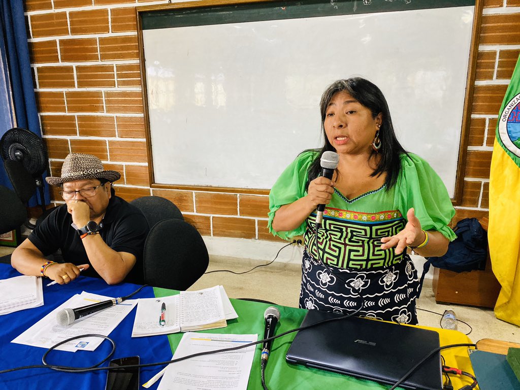 OIA_COLOMBIA's tweet photo. #OIACUENTA | La #ConsejeraOIA #AmeliciaSantaCruz y #JuvenalArrieta entregan #AEstaHora a la Junta Mayor de Gobierno #JMGOIA, balance de la situación actual del movimiento indígena nacional. @ONIC_Colombia https://t.co/zXkcDT2CXh