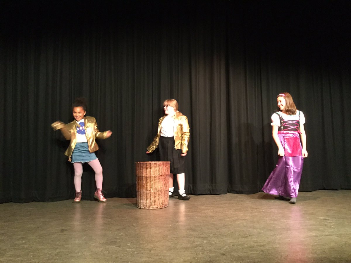 Action_Factory's tweet image. Our #darwenyouththeatre at @DarwenLTheatre last night performing their own version of #Aladdin - well done to Nicole Pam, all volunteers, cast and families for all their hard work and support 👍