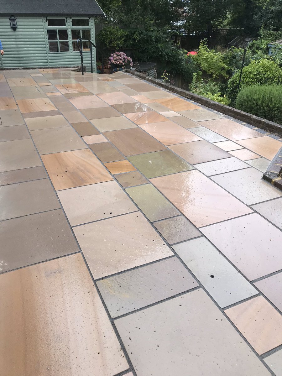 BuckinghamsLand's tweet image. Finished photos from a small patio completed in Crawley Down. Lovely caramel sawn paving with grey contrasting pointing. Detailed steps give a great finish to this garden space  #hardlandscaping #landscapedesign #gardendesign #paving #pointing #patio #steps