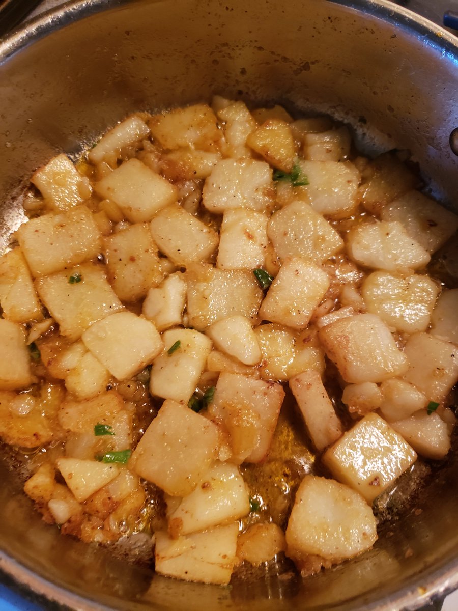 RealGreyKnight's tweet photo. Chicken breakfast supreme burritos. Each is huge and more than a meal by itself, made five of them from scratch.
Chicken, eggs, beans, potatoes, cheese and green chili salsa. https://t.co/GbwrPYJOqn