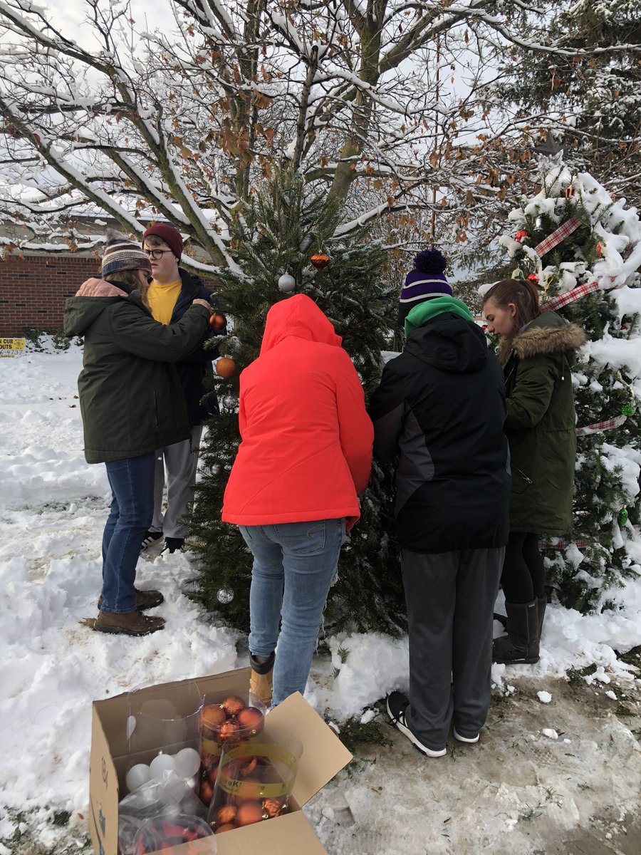 StudentC_LCS's tweet photo. Decorated the Student Council tree in town today. Don’t forget to stop out this Saturday for Christmas in Lyndonville. Or take a walk and check out the trees any night in December! https://t.co/iUsxdvbifH