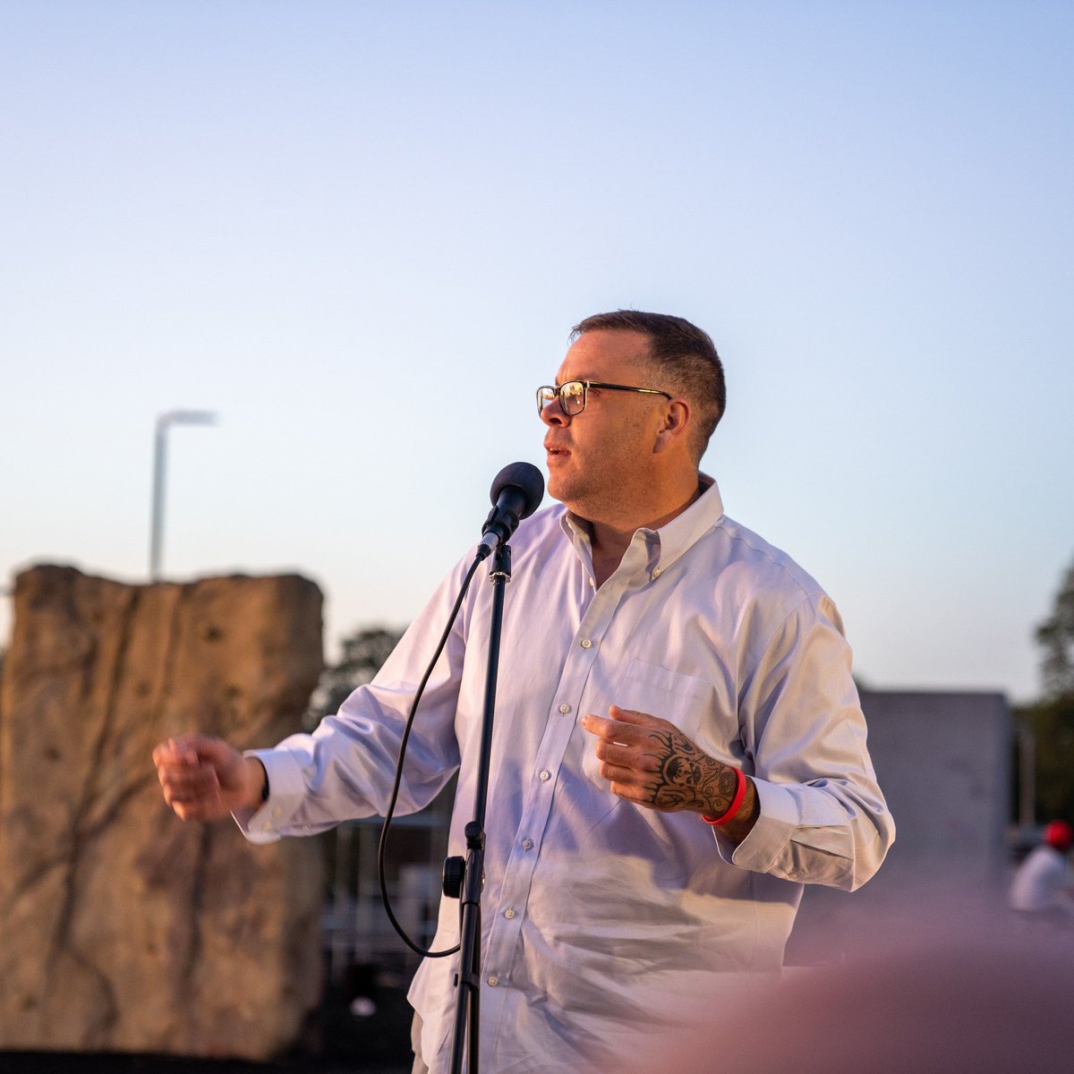 Listen to @PeterCo07107424 via the link below and catch him in the <a href="/YESSlough/">YES Slough</a> Shop at 3pm on Saturday (07.12.19) for the last Empoword of the year!
youtu.be/vKbK69hLkP4