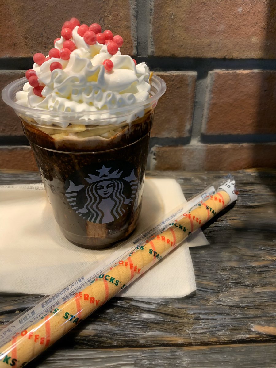 このフラペは恐らく人間が嫌い スタバ新作フラペチーノの食べれるストローが吸えない問題 無意識にクッキー食っちまって消えるストロー Togetter
