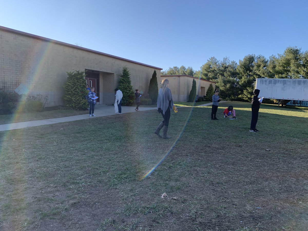 ms_magazu's tweet image. Took a little trip outside to work on adding sensory language to our writing @MrsAddeo #loganproud #becauseofLoganteachers