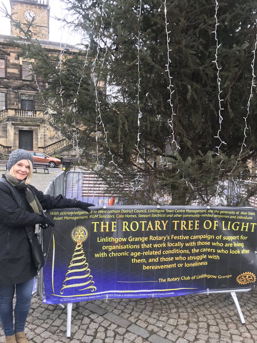 CCarboneRogers's tweet image. Look what I found outside Linlithgow Palace in Scotland: Rotary! @DMRCLUB @Rotary #Rotary #RotaryGives #4waytest