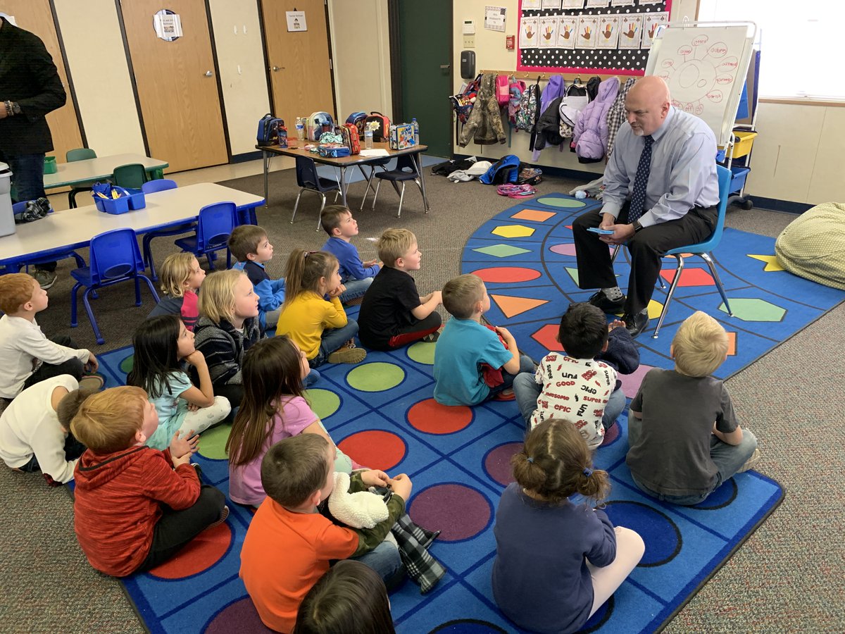 AADUSDSchools's tweet photo. Acton Agua Dulce Unified School District Superintendent Mr. Larry King visits our Transitional Kindergarten Students. #aadusd #actonschooldistrict #aadusdstaygold #tkstudents https://t.co/VRwCfkqPwb