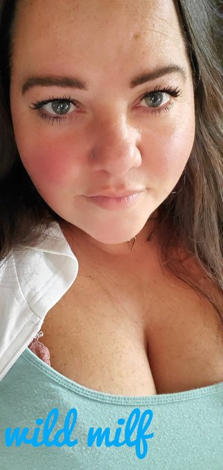 Just a little cleavage..... #CDNBeauties #TeamKRC #TeamBBG #SoMilfySquad https://t.co/yjP3aiBRiU