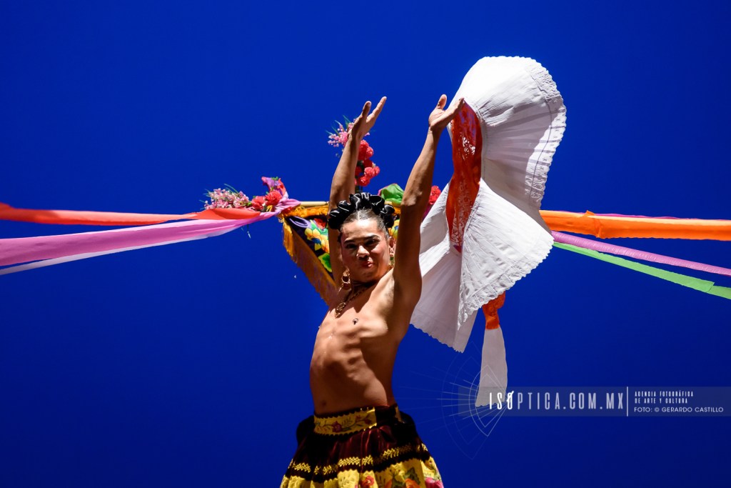 isopticaAF's tweet photo. Lukas Avendaño lleva a la programación de Danza UNAM una danza performativa bajo el nombre de “Réquiem para un Alcaraván” https://t.co/w6lkECm7VN https://t.co/RxBRAbhJAD