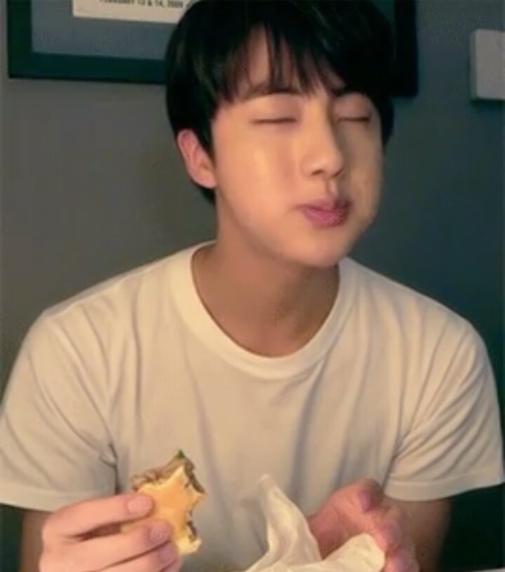 Lunamoonkj's tweet photo. Felicidades ala persona mas hermosa del mundo (worldwide Hansome) gracias por ser mi inspiración, te lo agradezco tanto, sigue creciendo más, tu puedes con todo, cumple todos tus sueños! ♥❤
#JINDAY
#INYOURSOUL
@BTS_twt https://t.co/3IDFPZZHF6