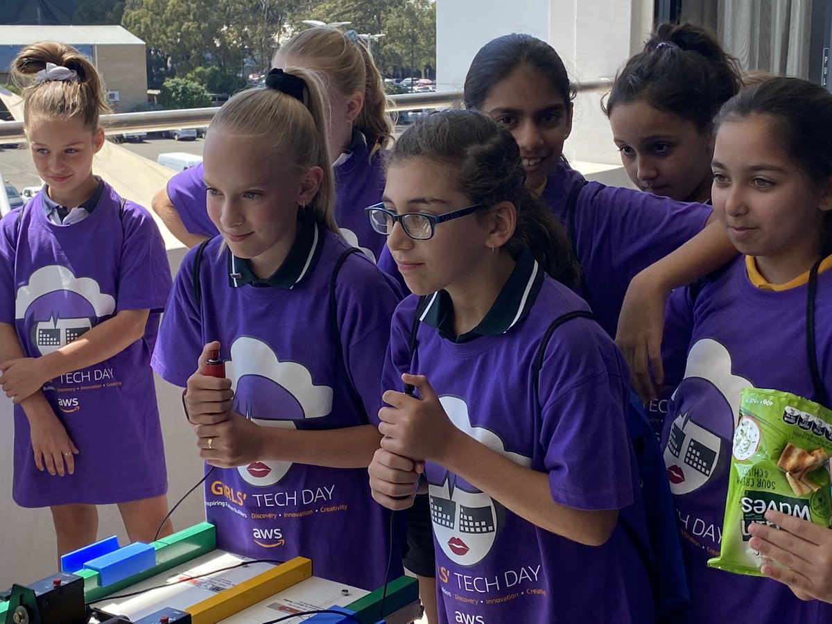 jodiannwarner1's tweet image. #awsgirlstechday thanks aws for a great day with some inspirational women in tech !