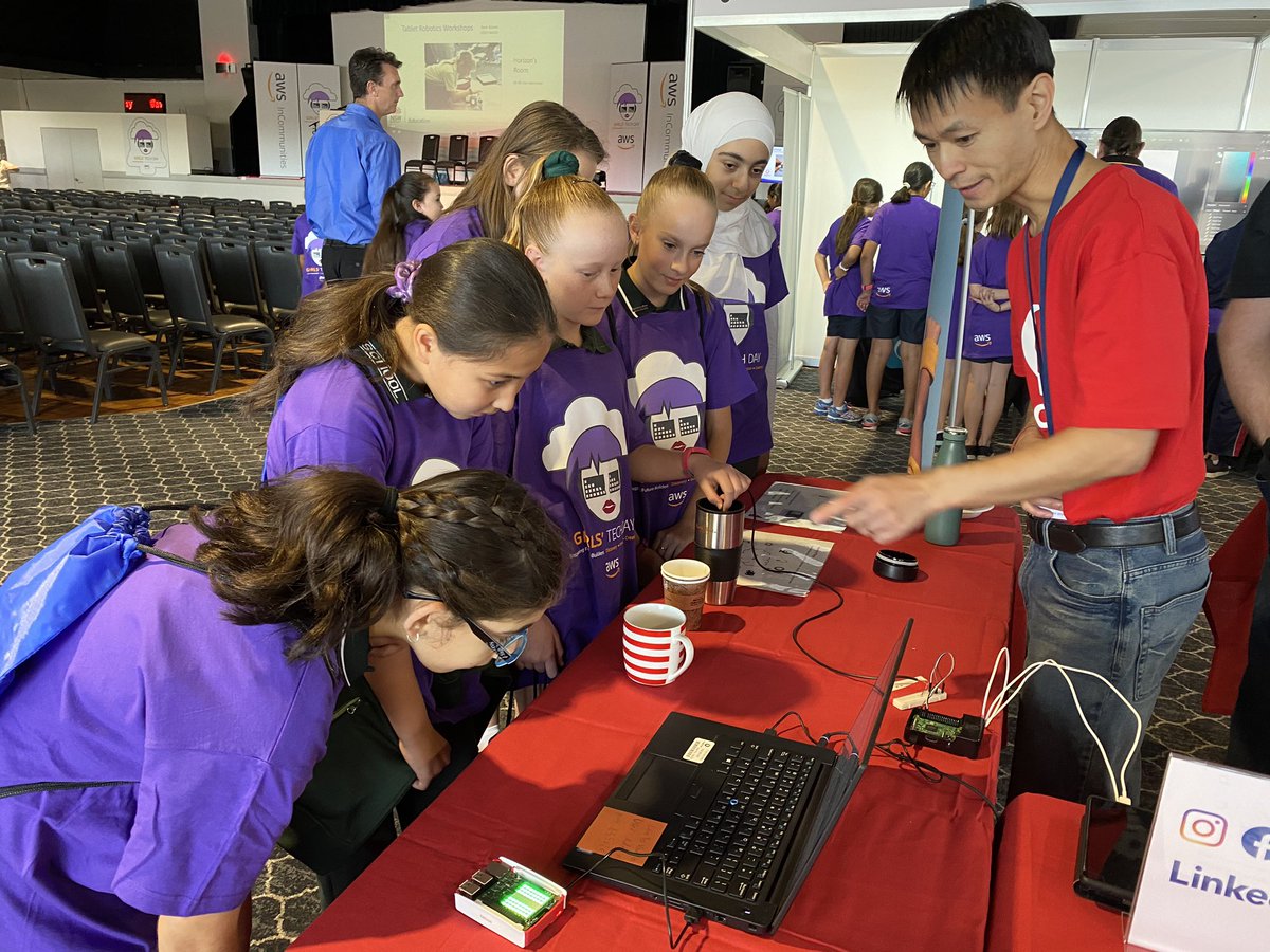 jodiannwarner1's tweet image. #awsgirlstechday thanks aws for a great day with some inspirational women in tech !