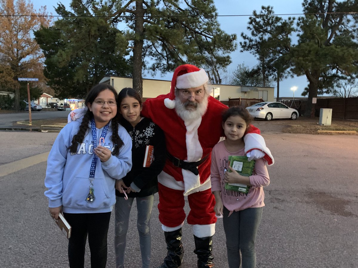 Books, hot chocolate, and Santa! ⁦@BAES_Eagles⁩ ⁦<a href="/DonnaFWilson/">Donna Wilson</a>⁩ ⁦<a href="/mdiamond1111/">Matthew Diamond</a>⁩ #readerleaders