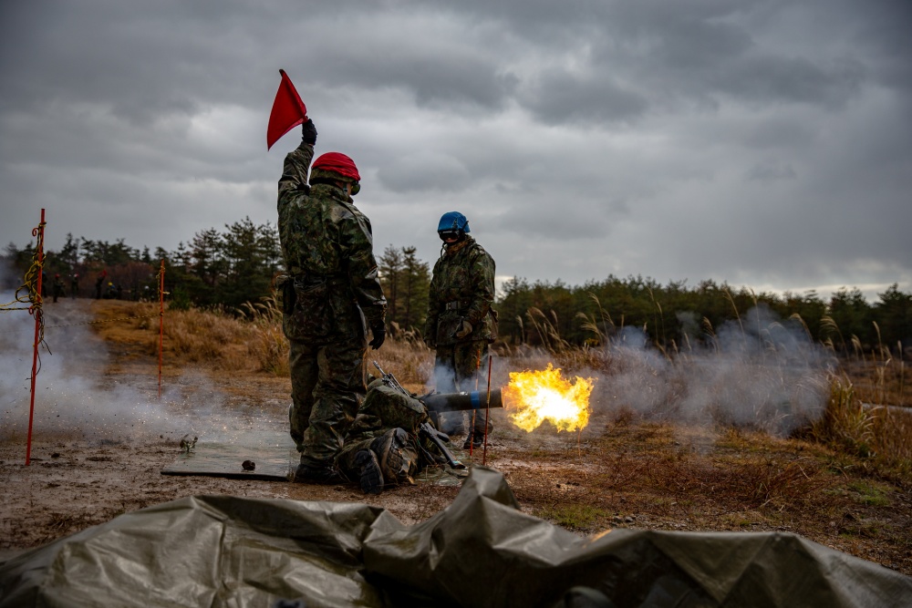 USPACOM's tweet photo. @USARPAC Soldiers with #3MARDIV, and @Japan_GSDF, prepare to fire an anti-tank missile #Type87 during Exercise #ForestLightMiddleArmy in Aibano Training Area #Japan. #Allies #Readiness #Training #StrongerTogether #FreeandOpenIndoPacific https://t.co/hG9BWZg46U