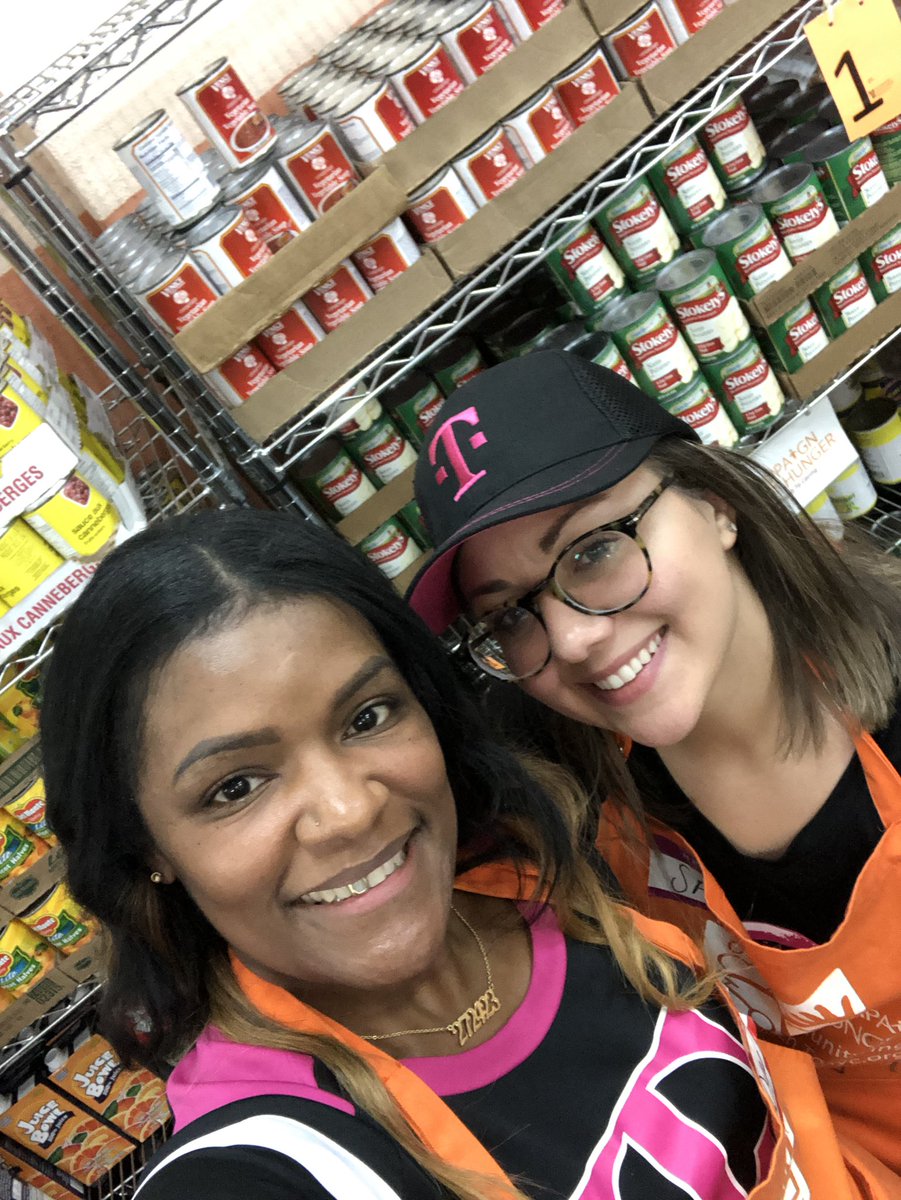 MagentaWarriors's tweet photo. #GivingOnUs BQLI working giving back to the community #CampaignAgainstHunger #GivingTuesday #HappyTuesday #BQBridge https://t.co/ksiSqUtZku