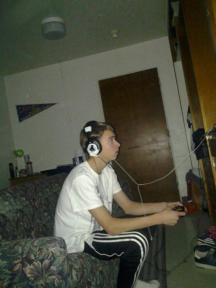 Swellaire's tweet image. It's 2011 Again WeirdChamp twitch.tv/sswell