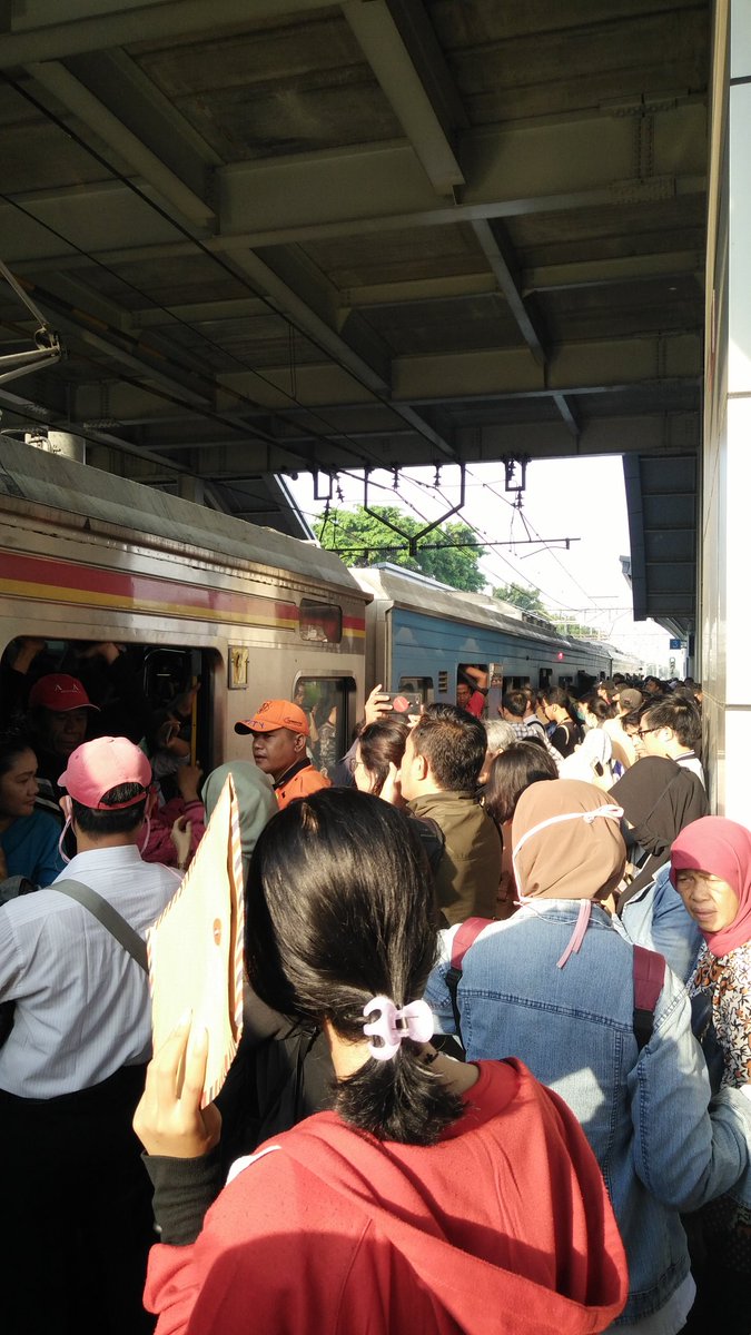 eriskonjha's tweet photo. @CommuterLine Sapa sih yg reschedule jadwal krl ? Orang lapangan apa orang yg kerja di ruangan ber-AC ? https://t.co/9jJSc3S4lI