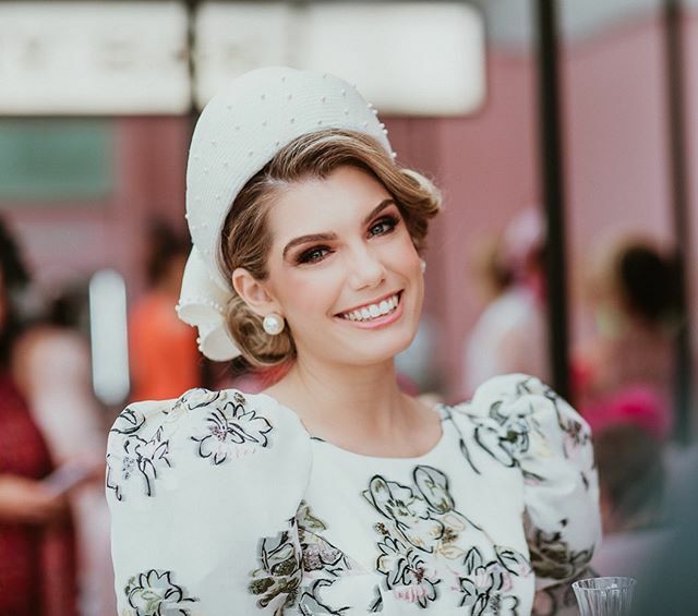 fabmelbourne's tweet photo. In love with this vintage look from Kennedy Oaks Day. Puff sleeves, retro hat and hairstyle transports me back in time 😍😍#vintagestyle #styleinspo #fashionista #fashionblogger #fashioninspo #melbcupcarnival #millinery #hat #puffsleeves #ontrend #melb… https://t.co/PyXuMx5szx https://t.co/HWQSxE9tNr