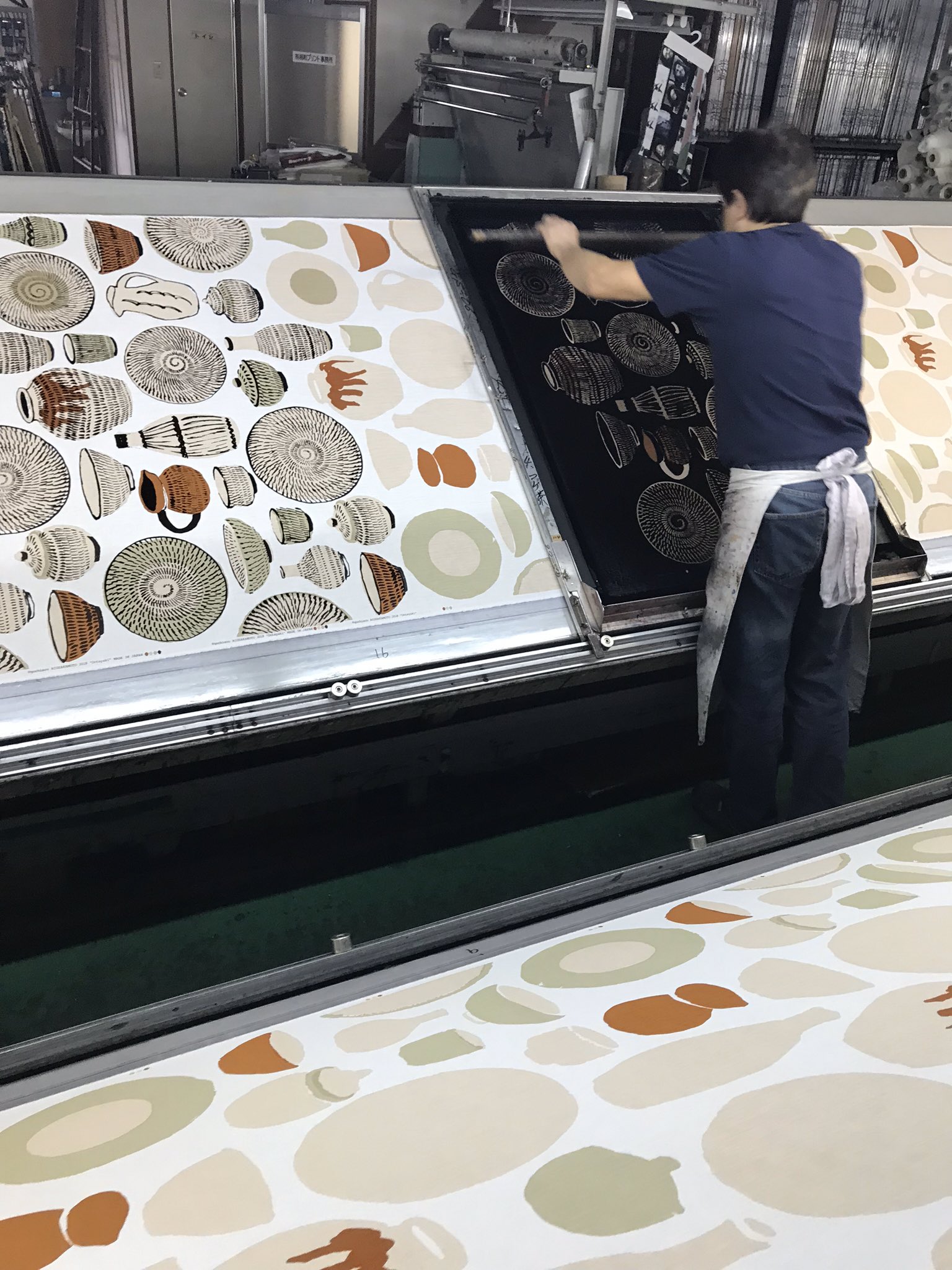 Gochisou 現在放送中の あさイチ ご出演の清水ミチコさんがgochisouのワンピースを着てくれています こうしてtvで拝見できて嬉しい お客様に教えていただき気付きました ありがとうこざいます 大分県日田市でつくられている 小鹿田焼をモチーフに