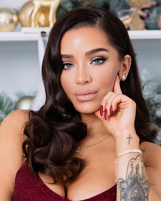 Hey babes! Win a one on one lesson for you and your BFF for the first of my holiday giveaways! To enter:
1. Tag your BFF on this post
2. Follow <a href="/muavee/">MUAVEE</a> &amp; @makeupbymuavee (both must be following)
3. Multiple entries ok! 1 Comment = 1 Entry 🌲💋🎁 Winner … ift.tt/381biMF