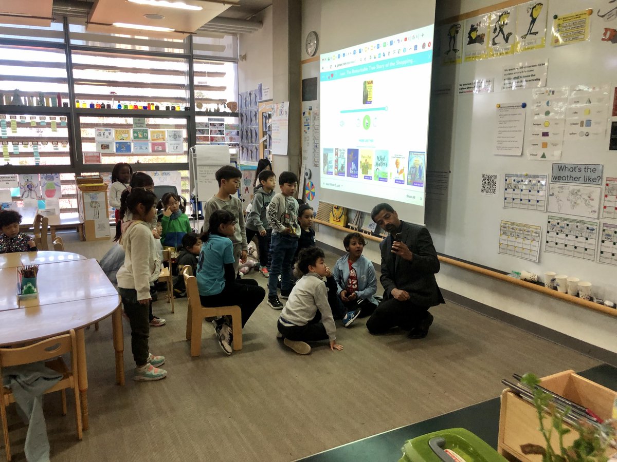 Second-graders @Intl_Chadwick (CI) had a special visitor in their classroom yesterday: our Head of School Dal Sohi! Dal is visiting CI this week, & popped into the second-grade classroom during a lesson on weather. Here, he's showing students the weather forecast in PV!