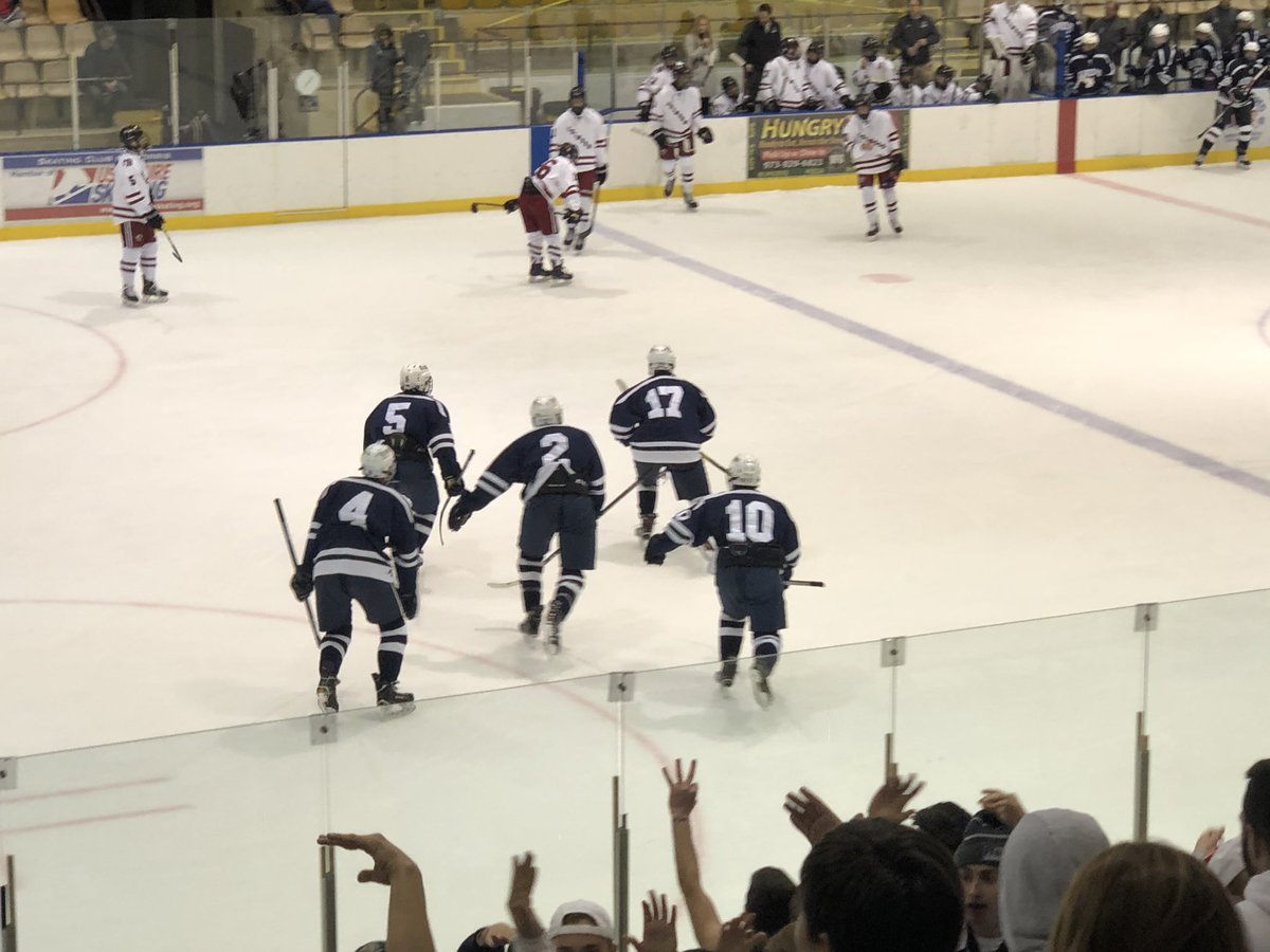 RHS_AD1's tweet photo. After 1 period of play Randolph leads MoBeard 3-2. #LGR #GoRamsHockey #RamsNation #LiveRamBlue https://t.co/mfkWLUp87C