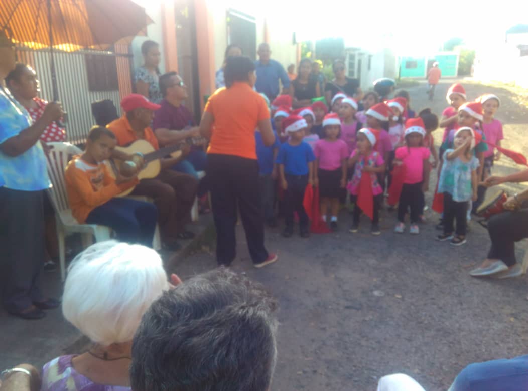 Presentación especial programa Kinder Musical,  en la casa de la familia Toro.