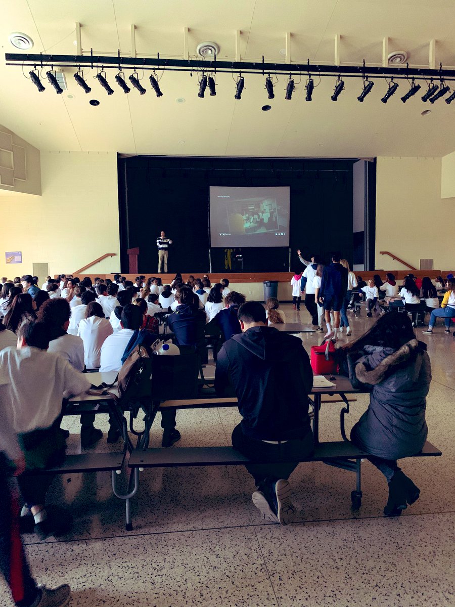 MissSarahJarvis's tweet photo. Awesome time today at the St. Joseph’s High School Grade 8 Day! Almost 300 grade 8’s attended and @WJLWECDSB students were thrilled to learn about what high school will look like for them in September 2020 📚🤗 @LEADUWindsor https://t.co/YPOsAGAl2e