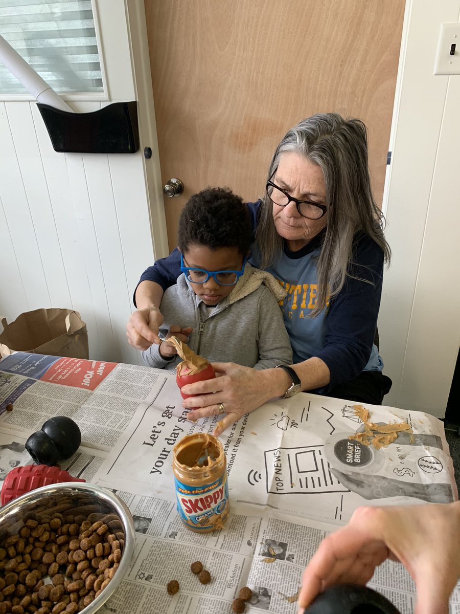 Trip to the Animal Care League in Oak Park to learn how they take care of lost pets! We met the veterinarian that takes care of the dogs and asked questions and made treats for the dogs and bunnies. #d97 #gottabeD97 #oakpark97 #weared97 #GivingTuesday #oakparkanimalleague