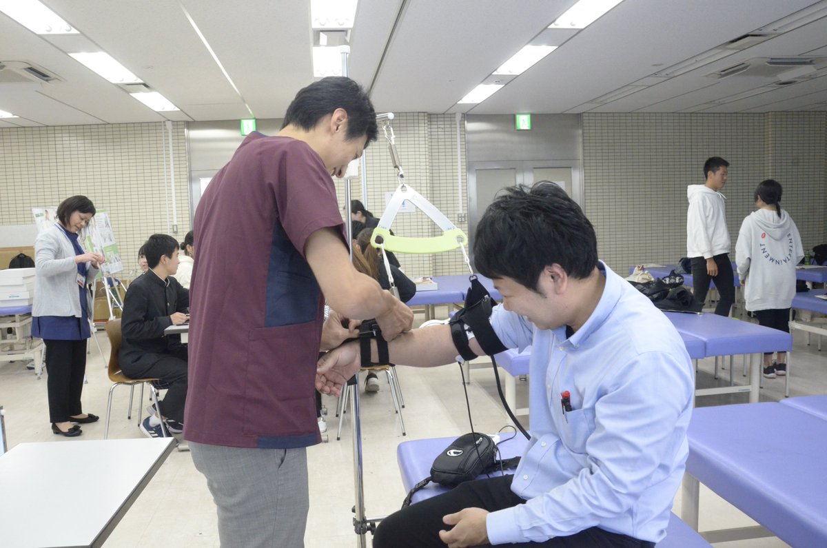 KMSV_ac's tweet photo. 11/30(土)に、理学・作業療法学科限定オープンキャンパスを実施!
今回は身体機能を改善・補助・拡張・再生することができる、HAL®をメインとした体験授業を行いました。
早く学校で学びたくなった、楽しかったという感想を沢山頂きました。
#九州医療スポーツ専門学校 #理学療法 #作業療法 #HALFIT https://t.co/kOKK6SeVnn