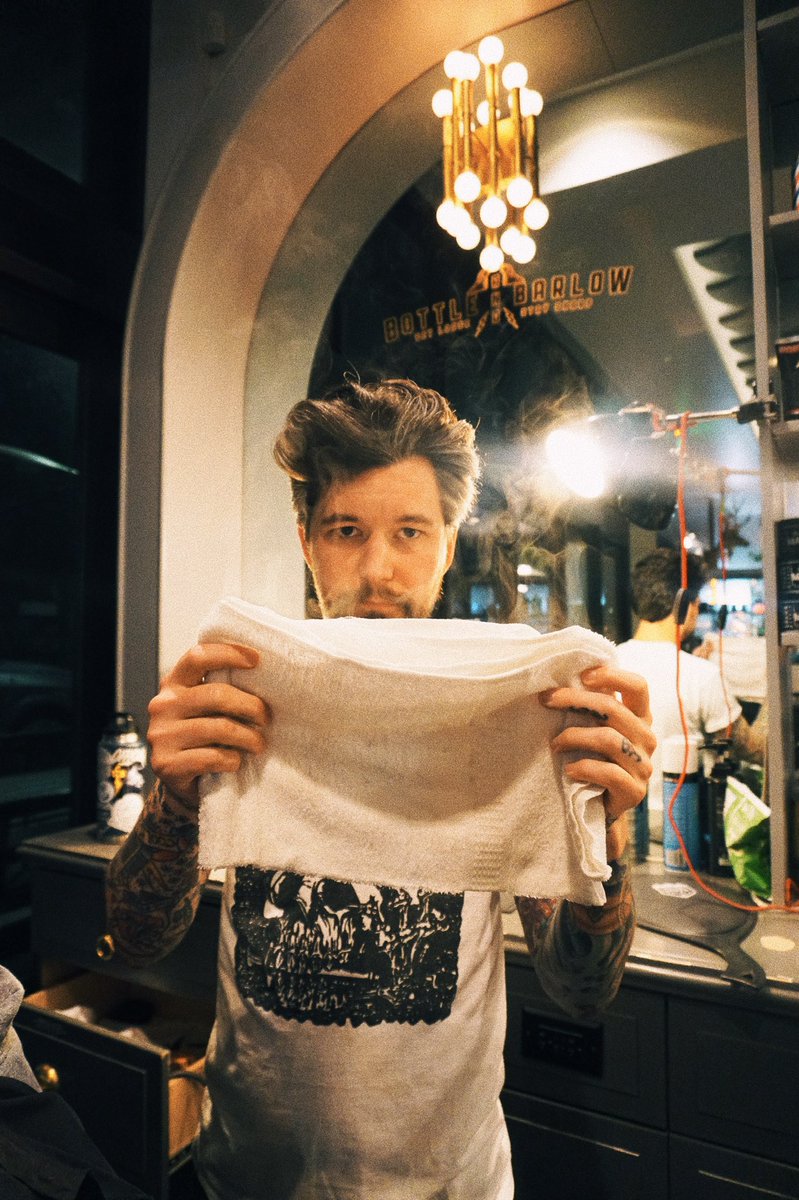 It’s getting steamy in the barbershop tonight. For your next appointment, book here: shops.getsquire.com/bottle-and-bar…