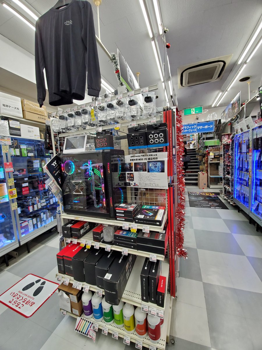 Fabio_Moma's tweet image. PCワンズさんにCablemod製品降臨してた! 初心者に組み込みやすい延長ケーブルキットですが、PROシリーズなので美しい配線が可能です!
価格も安いのでかなりおすすめ!

#cablemod #osaka #modoc