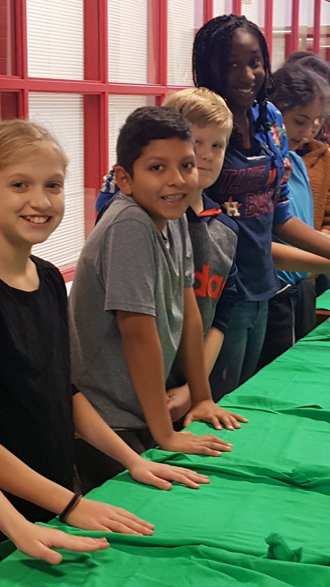 silas_irma's tweet photo. Making holiday t-shirts for our PFE Holiday Celebration Program.  SIP Parent Volunteers make it possible.  Thanks for the support. @pfefifth  @SIP_PFE https://t.co/lNEUAeAk82