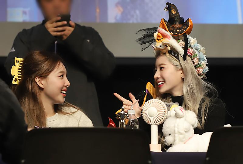 TheFlowerDance's tweet photo. ❤#TWICEPOST
Fan Autograph Session❤
일지아트홀😍
#다현 #DAHYUN #ダヒョン #트와이스 #TWICE #トゥワイス #FeelSpecial https://t.co/RfY7KEB3GA