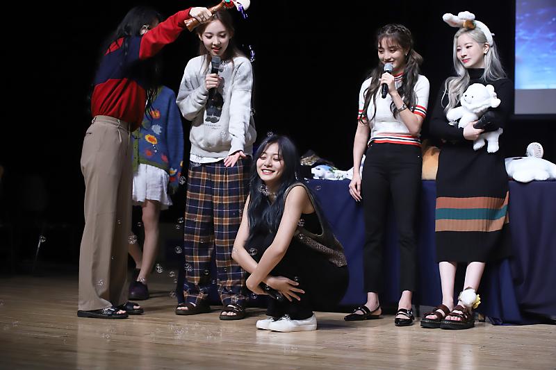 TheFlowerDance's tweet photo. ❤#TWICEPOST
Fan Autograph Session❤
일지아트홀😍
#다현 #DAHYUN #ダヒョン #트와이스 #TWICE #トゥワイス #FeelSpecial https://t.co/ewh7bkWojY