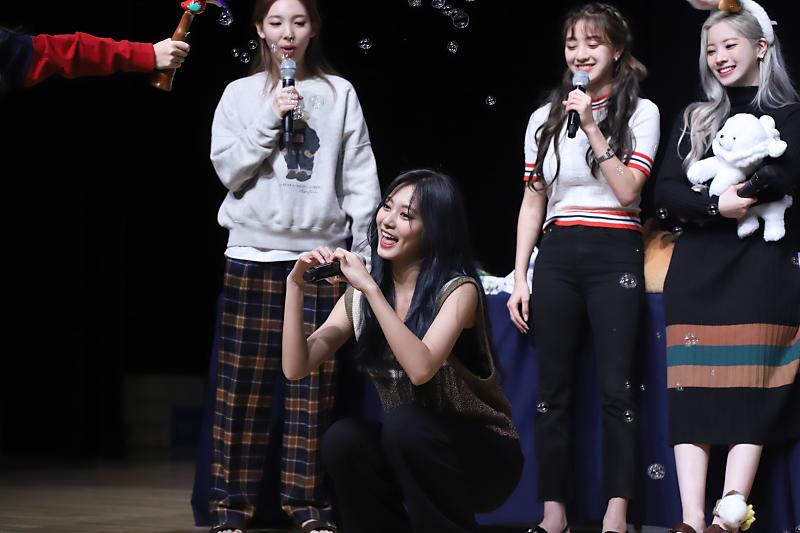 SubjectKpop's tweet photo. Tzuyu being the cutest maknae 😚 just how they are behind her smiling
#MAMAVOTE #twice https://t.co/GL1k7wFdtE