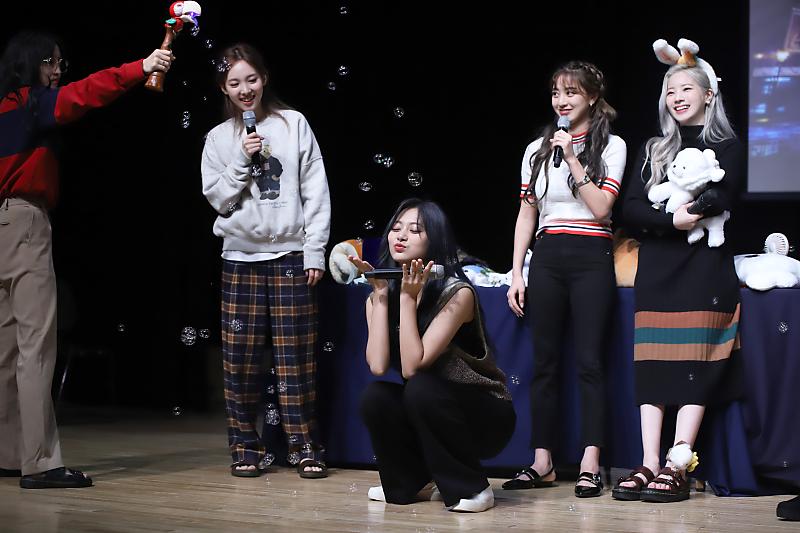 SubjectKpop's tweet photo. Tzuyu being the cutest maknae 😚 just how they are behind her smiling
#MAMAVOTE #twice https://t.co/GL1k7wFdtE