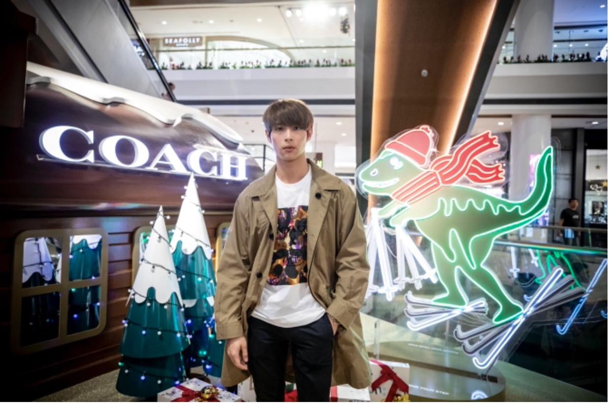 AmberPromptai's tweet image. Christmas lighting for Coach Case.

#customlights #lightsolutions #lighting_design  #shopfitting #Coach #Christmas #MerryChristmas