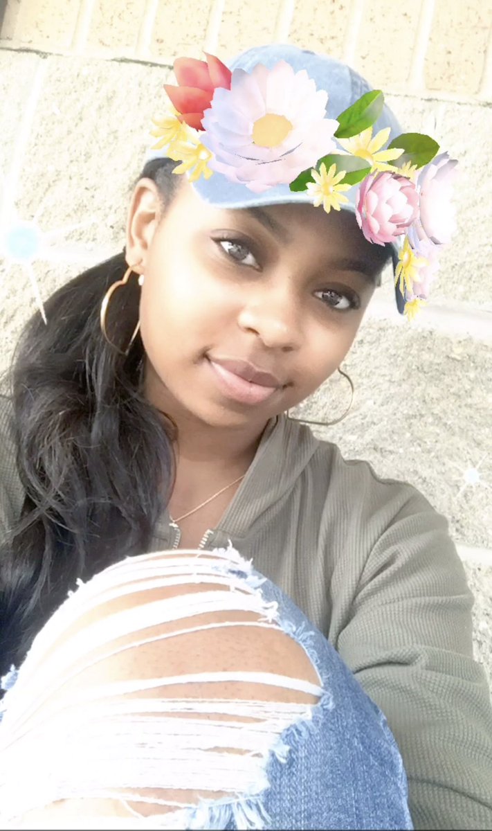 kerimelqueen's tweet image. no makeup vs. makeup ( I look like her on the slick ) 😭