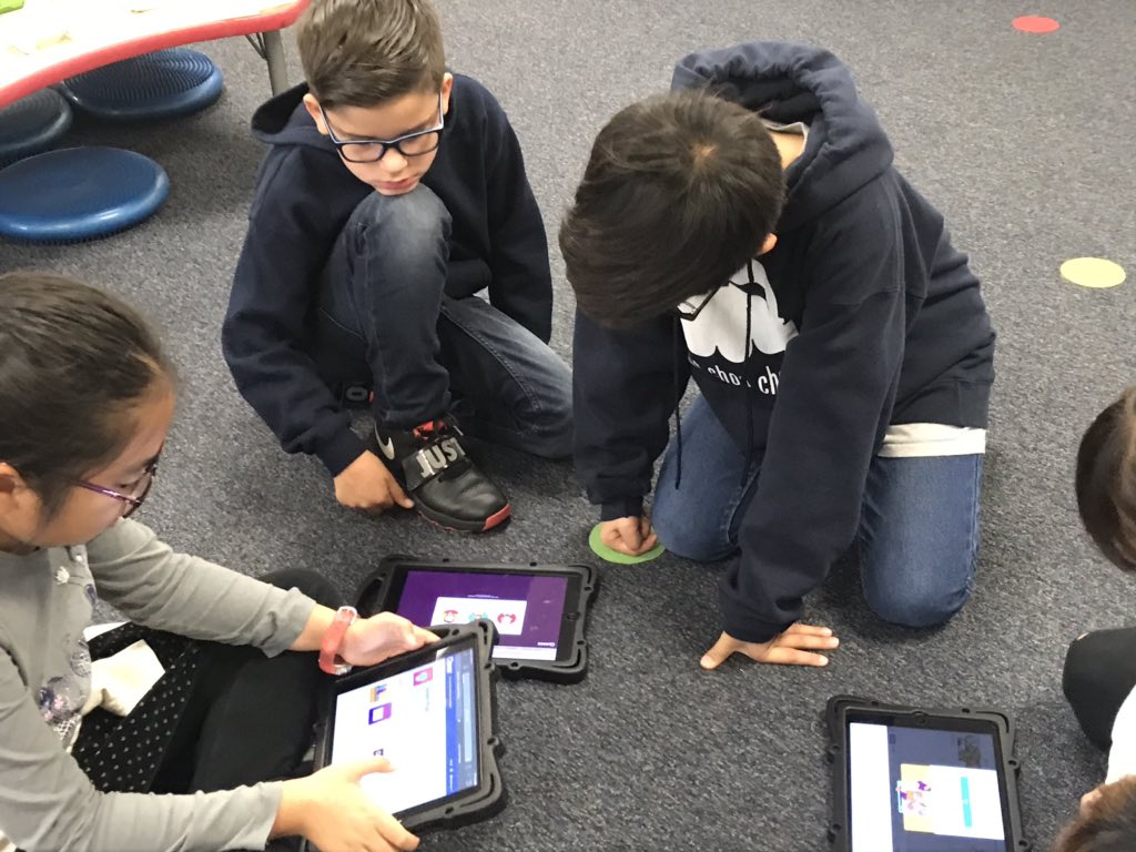 Jenna_Breite's tweet photo. I love when students volunteer to teach #technology to their peers! #kindness #HDChooseKind #teaching #fsdlearns #HermosaLeads2019 #LearnMoveAchieve https://t.co/39KegDMu7l