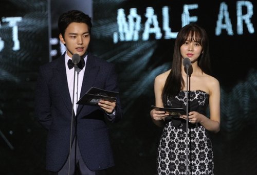 sohyuniverse's tweet photo. 4 years ago, Kim So Hyun and Yeo Jin Goo attended MAMA 2015 tgt. Fans were rejoicing that time because of their unexpected reunion after 3 years since "I Miss You". Their chemistry was overflowing. Hopefully, they'll reunite in another drama with a happy ending.

#김소현 #여진구 https://t.co/1C4x4ZYifH