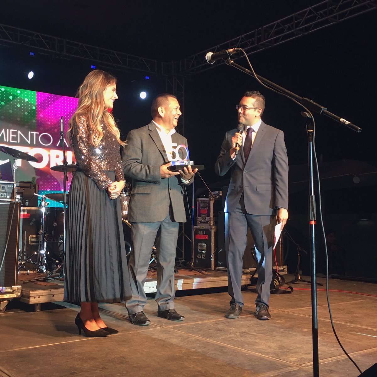TelevisaSON's tweet photo. El gran @MarcoPinaM, reportero de Televisa Sonora recibe un premio especial por su trayectoria.

#TelevisaSonora50 | #50yContando

🔴 EN VIVO - https://t.co/kp0nwCcyCo https://t.co/tmOiTu4qvl