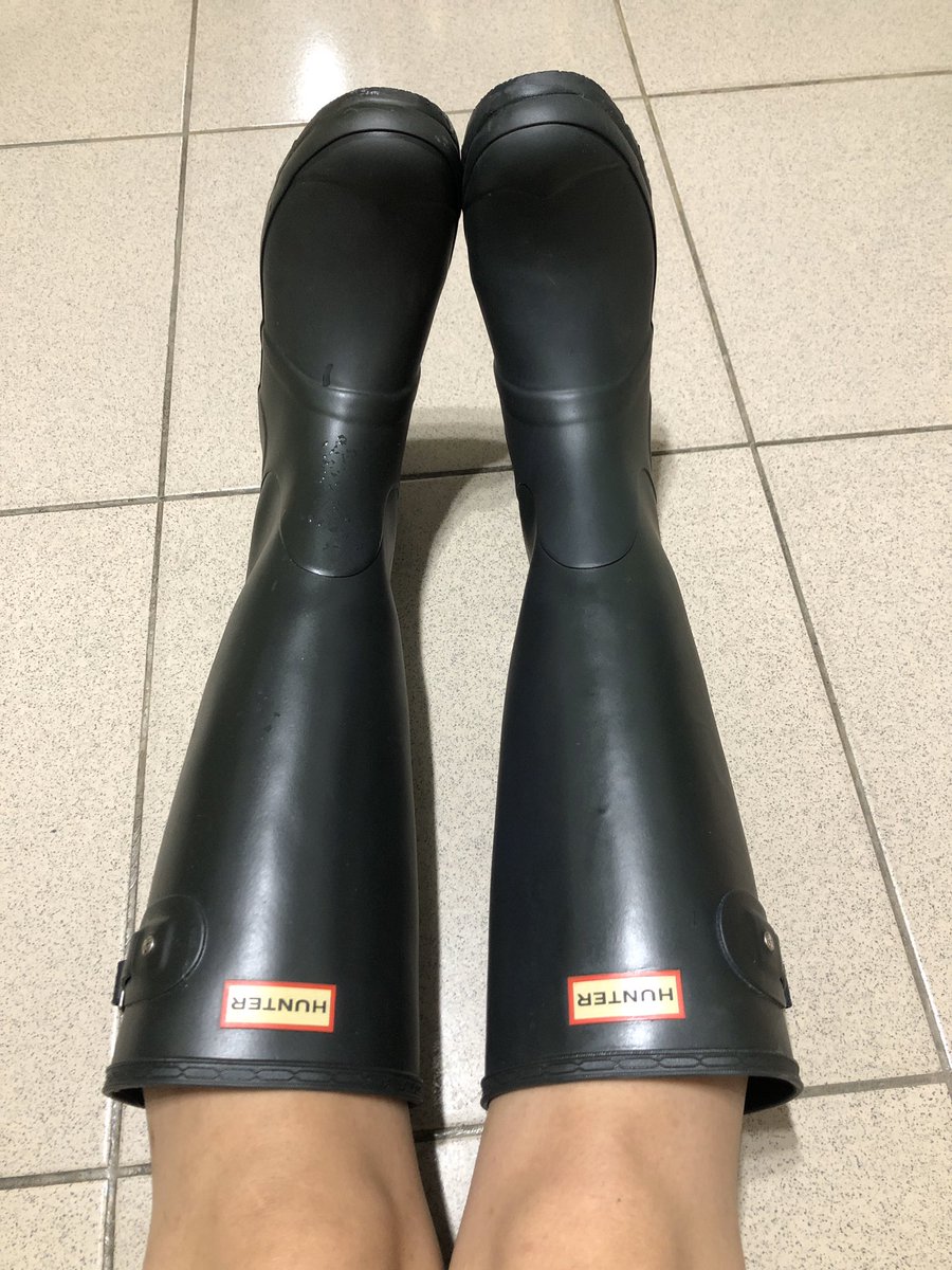 FetishLydia's tweet photo. 新靴入荷～
レインブーツ大好き❤

#フェチ　#fetish #rainboot #hunterboot https://t.co/AqgXkB9Zzq
