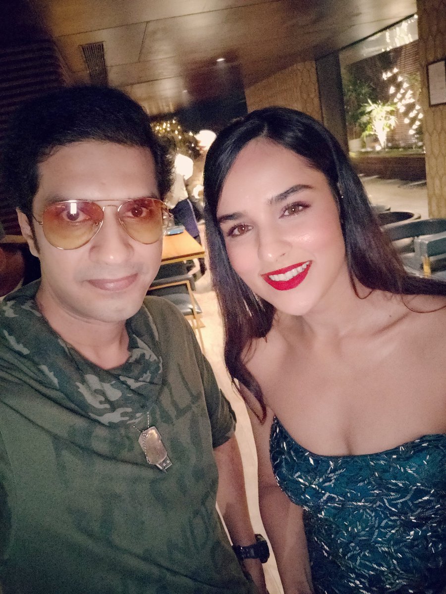 DIVYASOLGAMA's tweet photo. #Commando3 Success ๐ฅ Party
RJ #DivyaSolgama
#VidyutJammwal #AdahSharma #GulshanDevaiah #AngiraDhar #VipulShah #relienceentertainment https://t.co/Qx46R1qIm3