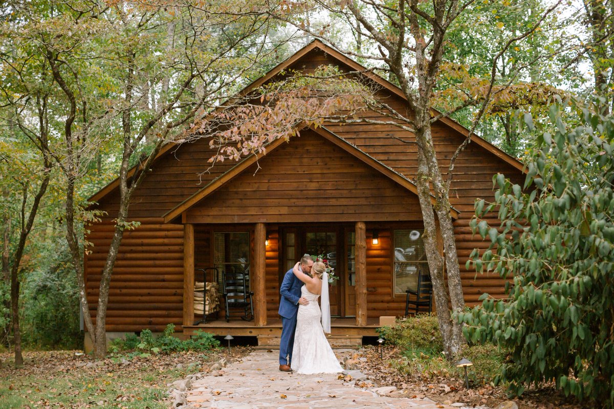 Smoky Mountain Wedding at Dancing Bear Lodge in Townsend jophotoonline.com/blog/dancing-b…