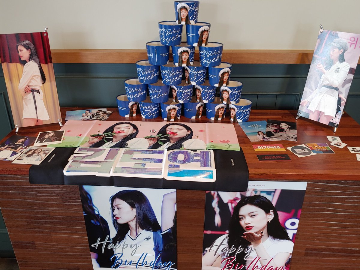오늘 도연이 볼려고 카페에왔어
도연아 생일축하해 그리고 많이 사랑해❤
<a href="/DYcember4DY/">𝗗𝗬𝗰𝗲𝗺𝗯𝗲𝗿</a> 
컵홀더 준비하시느라 고생하셨습니다
특전 잘받았어요 ㅎㅎ
#Happy_Doyeon_Day 
#Happy_kimDoyeon_Day 
#소소한_일상속의_확실한행복_마치_김도연