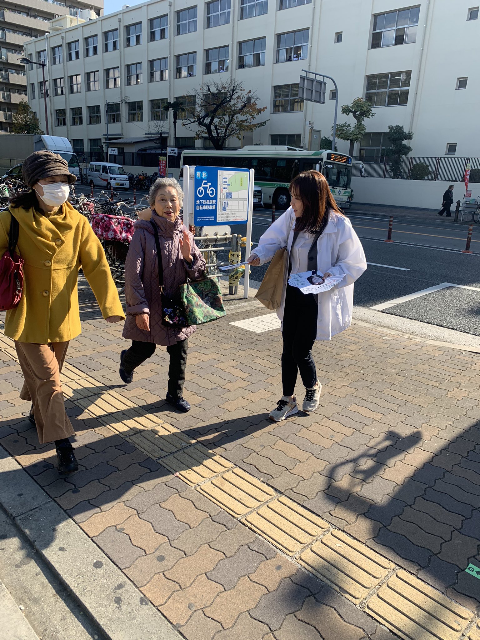 いとう亜実事務所 スタッフのつぶやき 長居駅前で市政レポートと12 7報告会の案内をガンガン配布中 住吉区 大阪維新の会 市議会議員 いとう亜実 伊藤あみ